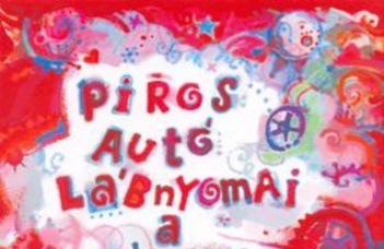 Piros autó lábnyomai a hóban